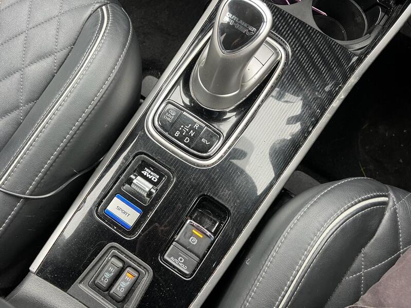 Mitsubishi OUTLANDER OUTLANDER 2.4h TwinMotor 13.8kWh Exceed SUV 5dr Petrol Plug-in Hybrid CVT 4WD Euro 6 (s/s) (224 ps) - U10204