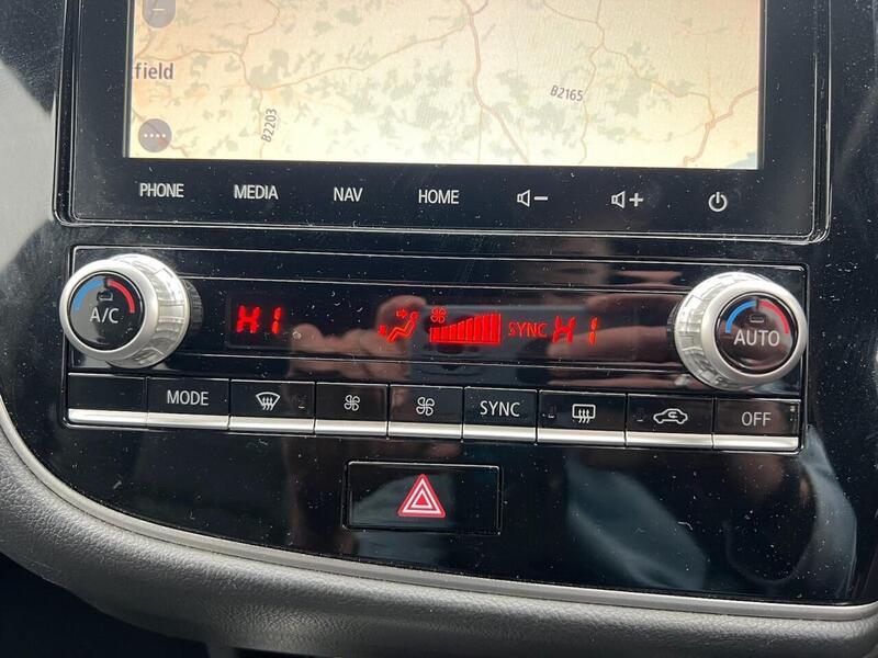 Mitsubishi OUTLANDER OUTLANDER 2.4h TwinMotor 13.8kWh Exceed SUV 5dr Petrol Plug-in Hybrid CVT 4WD Euro 6 (s/s) (224 ps) - U10204