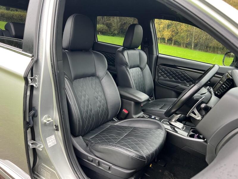 Mitsubishi OUTLANDER OUTLANDER 2.4h TwinMotor 13.8kWh Exceed SUV 5dr Petrol Plug-in Hybrid CVT 4WD Euro 6 (s/s) (224 ps) - U10204