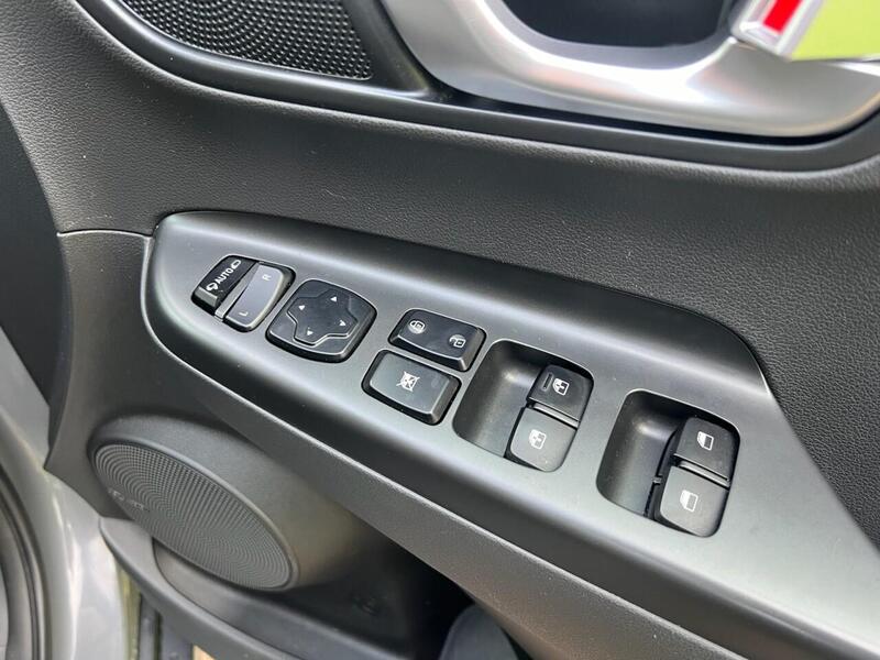 HYUNDAI KONA KONA 64kWh Premium SUV 5dr Electric Auto (10.5kW Charger) (204 ps) 1 OWNER FROM NEW|R/CAM|PRIVACY - U10205
