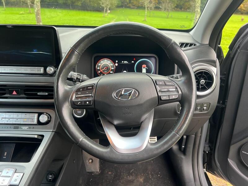 HYUNDAI KONA KONA 64kWh Premium SUV 5dr Electric Auto (10.5kW Charger) (204 ps) 1 OWNER FROM NEW|R/CAM|PRIVACY - U10205
