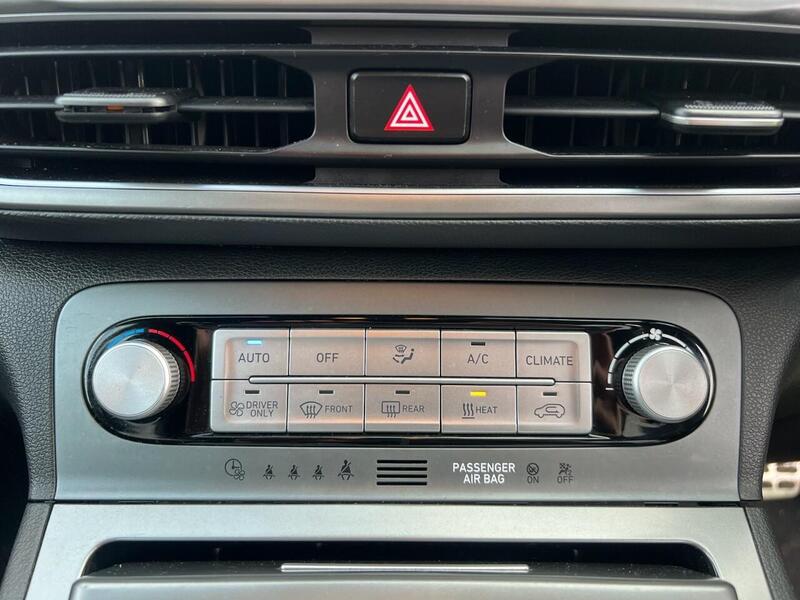 HYUNDAI KONA KONA 64kWh Premium SUV 5dr Electric Auto (10.5kW Charger) (204 ps) 1 OWNER FROM NEW|R/CAM|PRIVACY - U10205