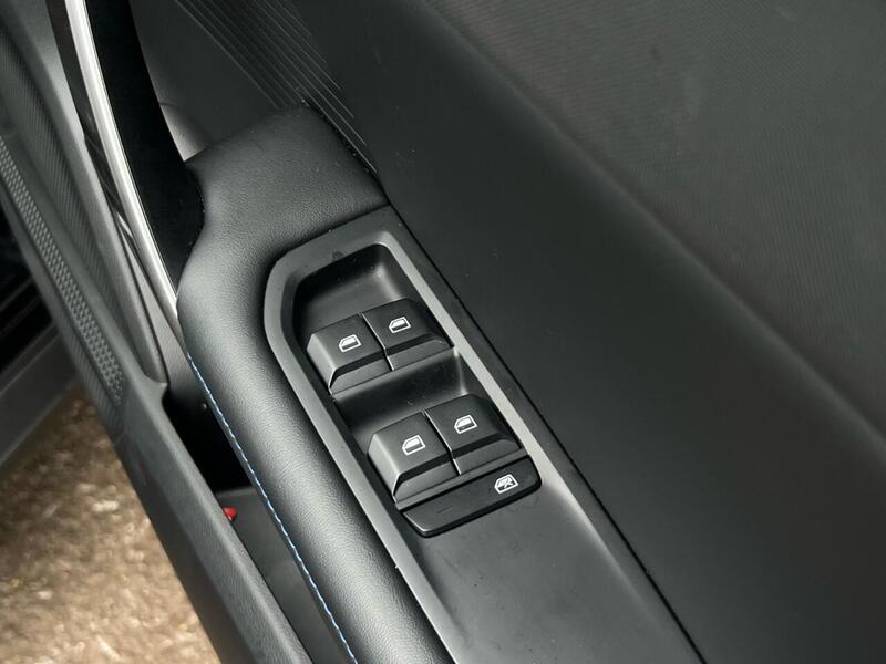 MG MG 4 MG 4 0.0 SE 5d 168 BHP 1 OWNER FROM NEW|VAT QUALIFYING Hatchback Automatic Electric Hatchback - U10308