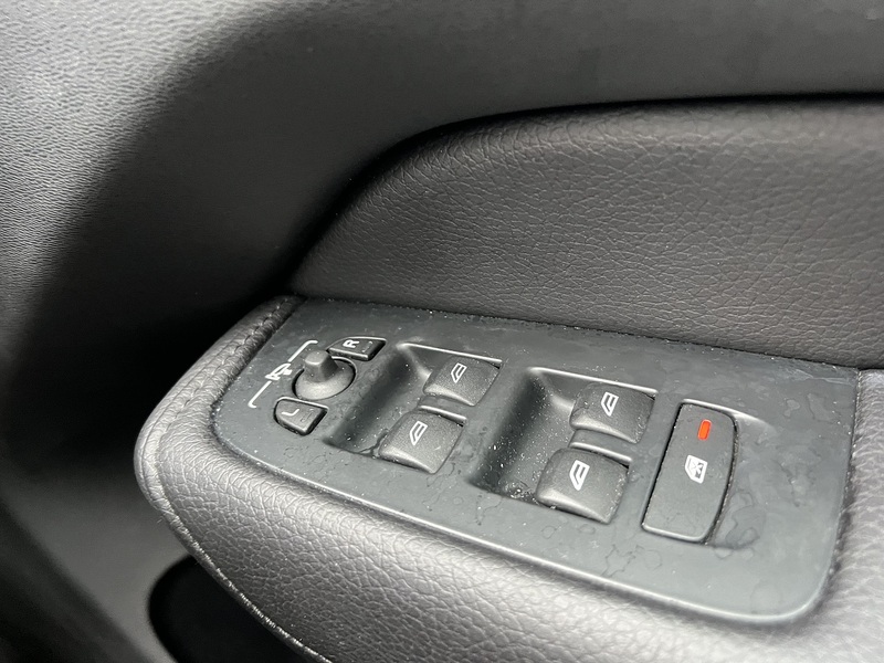 Volvo XC60 2.0 T5 Momentum SUV 5dr Petrol Auto Euro 6 (s/s) (250 ps) - U10323