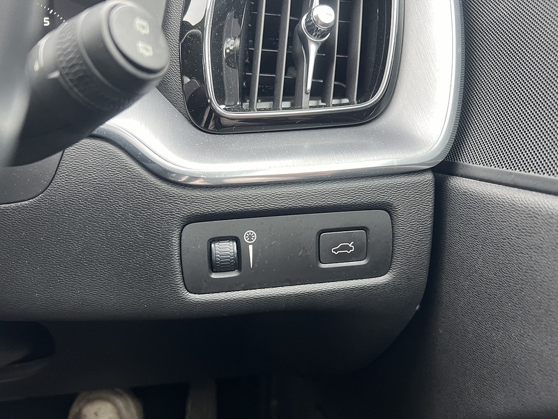 Volvo XC60 2.0 T5 Momentum SUV 5dr Petrol Auto Euro 6 (s/s) (250 ps) - U10323