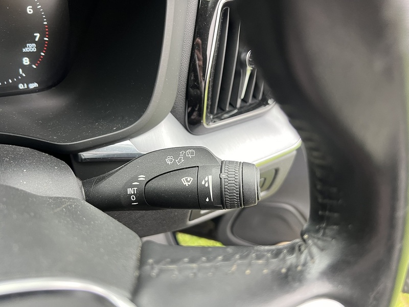 Volvo XC60 2.0 T5 Momentum SUV 5dr Petrol Auto Euro 6 (s/s) (250 ps) - U10323