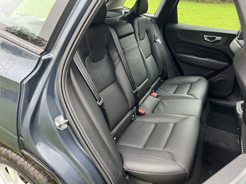 Volvo XC60 2.0 T5 Momentum SUV 5dr Petrol Auto Euro 6 (s/s) (250 ps) - U10323