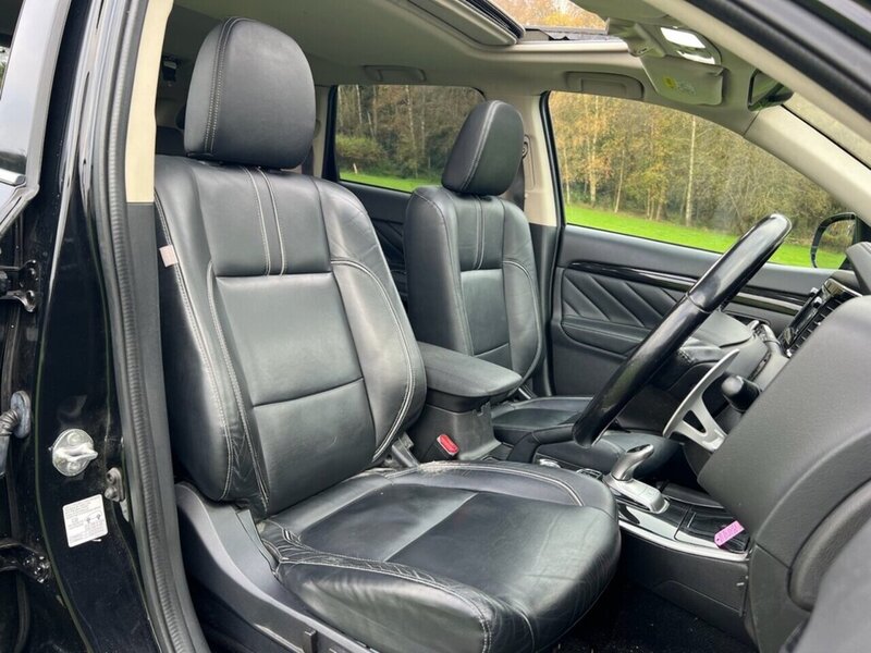 Mitsubishi Outlander 2.0h 12kWh GX4h SUV 5dr Petrol Plug-in Hybrid CVT 4WD Euro 6 (s/s) (200 ps) SUV Automatic Petrol - U10367