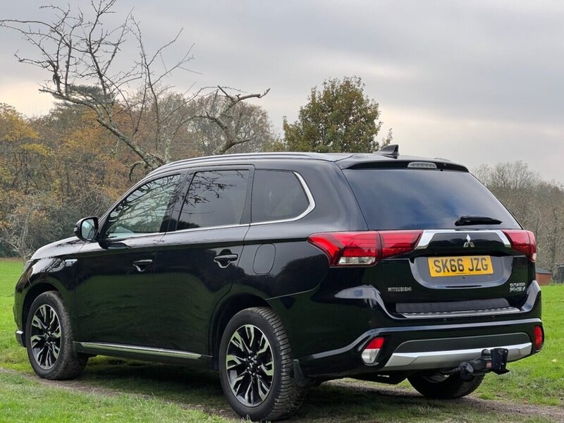 Mitsubishi Outlander 2.0h 12kWh GX4h SUV 5dr Petrol Plug-in Hybrid CVT 4WD Euro 6 (s/s) (200 ps) SUV Automatic Petrol - U10367