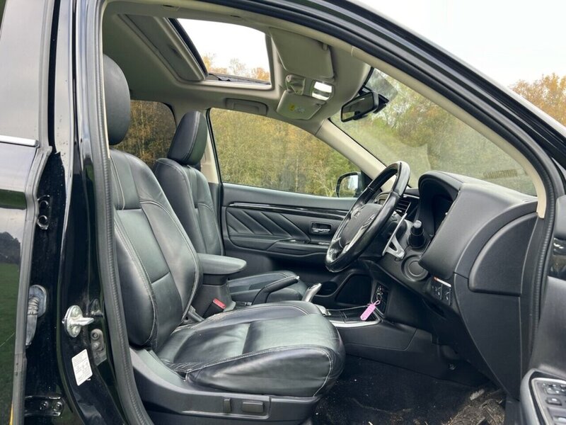 Mitsubishi Outlander 2.0h 12kWh GX4h SUV 5dr Petrol Plug-in Hybrid CVT 4WD Euro 6 (s/s) (200 ps) SUV Automatic Petrol - U10367