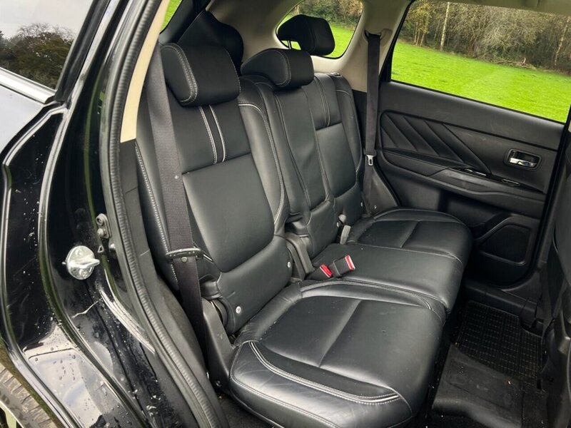 Mitsubishi Outlander 2.0h 12kWh GX4h SUV 5dr Petrol Plug-in Hybrid CVT 4WD Euro 6 (s/s) (200 ps) SUV Automatic Petrol - U10367