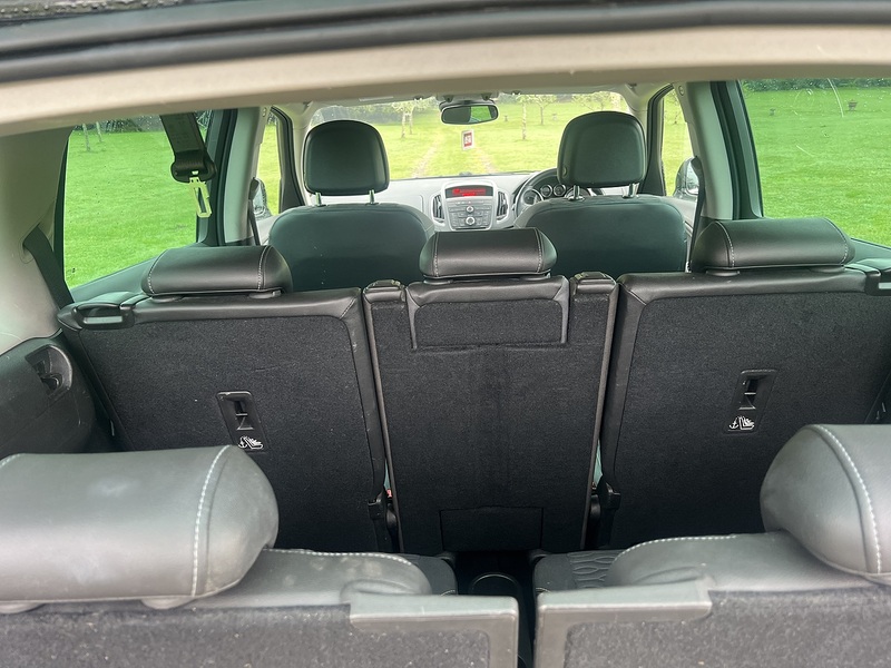 Vauxhall Zafira Tourer 2.0 CDTi SE MPV 5dr Diesel Manual Euro 5 (165 ps) - U10368