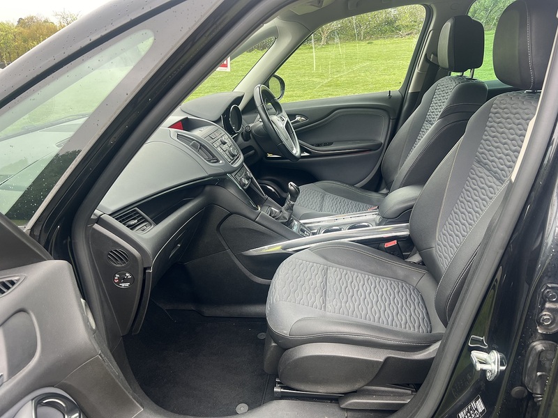 Vauxhall Zafira Tourer 2.0 CDTi SE MPV 5dr Diesel Manual Euro 5 (165 ps) - U10368