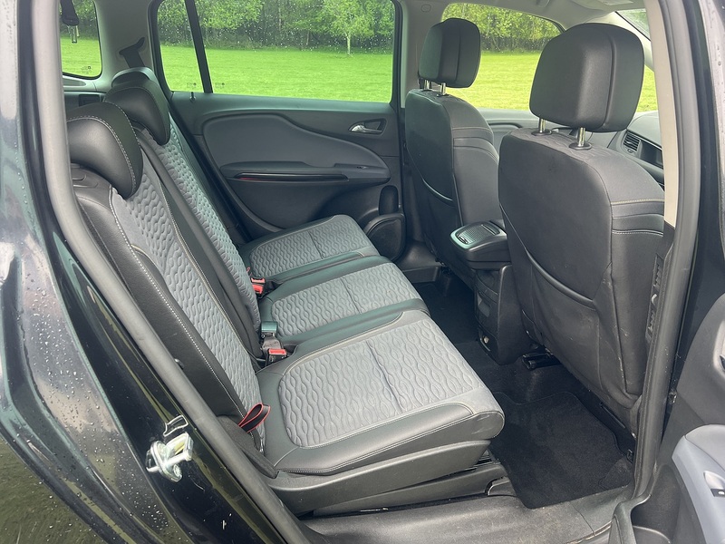 Vauxhall Zafira Tourer 2.0 CDTi SE MPV 5dr Diesel Manual Euro 5 (165 ps) - U10368