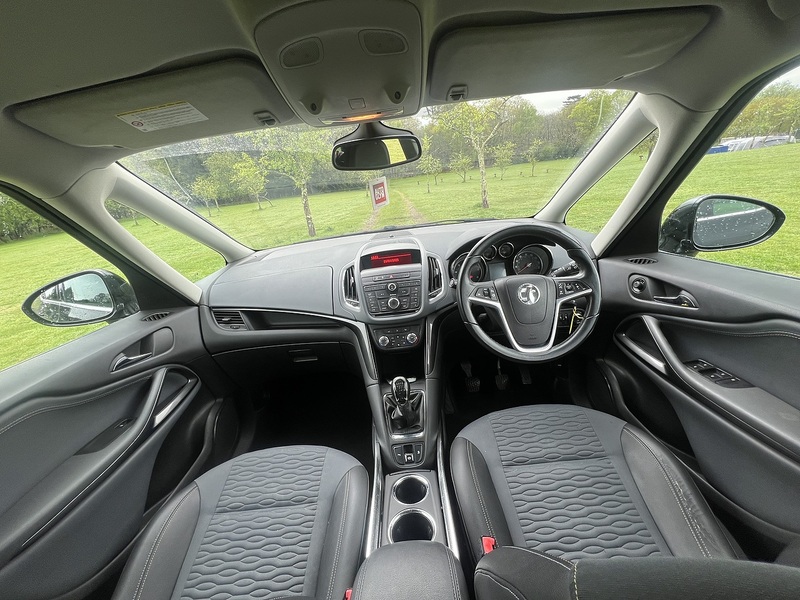 Vauxhall Zafira Tourer 2.0 CDTi SE MPV 5dr Diesel Manual Euro 5 (165 ps) - U10368