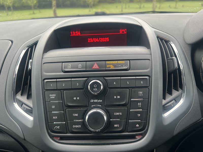 Vauxhall Zafira Tourer 2.0 CDTi SE MPV 5dr Diesel Manual Euro 5 (165 ps) - U10368