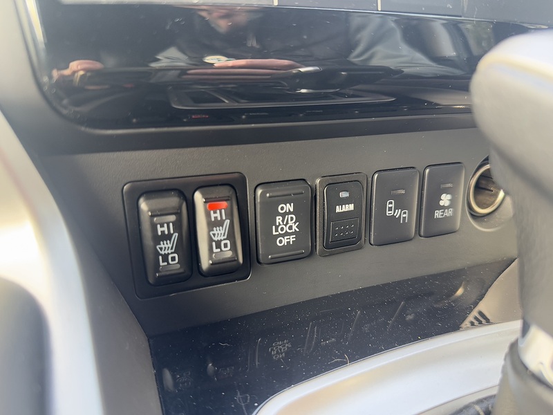 Mitsubishi Shogun Sport 2.4D 4 SUV 5dr Diesel Auto 4WD Euro 6 (181 ps) SUV Automatic Diesel - U10624