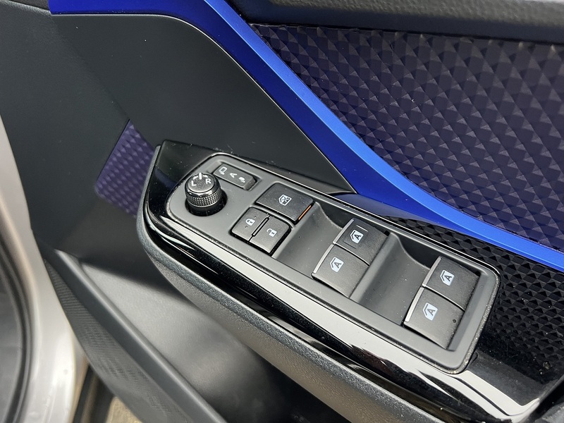 Toyota C-HR 1.8 VVT-h Dynamic SUV 5dr Petrol Hybrid CVT Euro 6 (s/s) (122 ps) - U10640