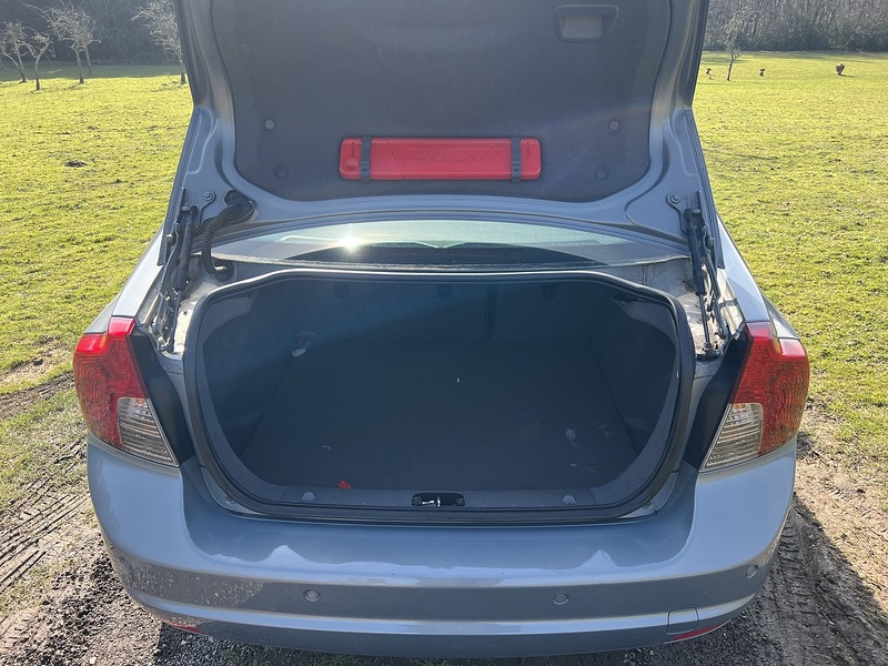 Volvo S40 2.0 SE Lux Edition Saloon 4dr Petrol Manual Euro 5 (145 ps) Saloon Manual Petrol | S/NAV|PARK - U10666