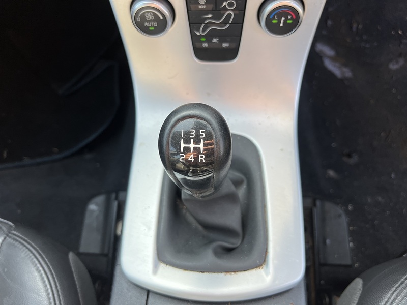 Volvo S40 2.0 SE Lux Edition Saloon 4dr Petrol Manual Euro 5 (145 ps) Saloon Manual Petrol | S/NAV|PARK - U10666