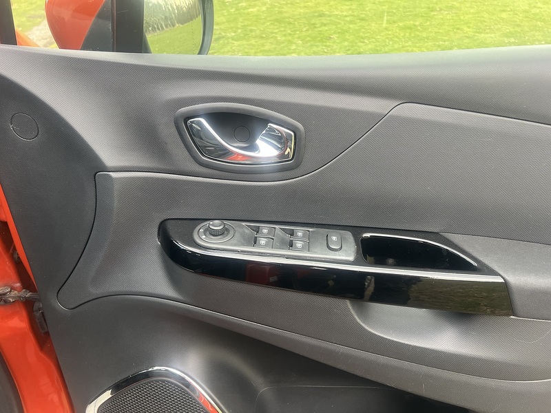 Renault Captur 1.5 dCi Dynamique MediaNav SUV 5dr Diesel EDC Euro 5 (90 ps) | NAV|17's|PARK DISTANCE|B/TOOTH - U10717