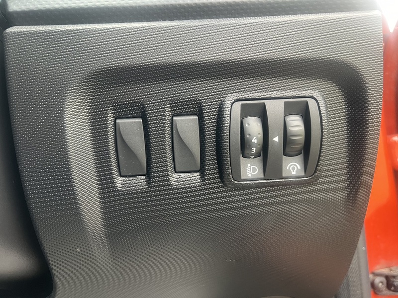 Renault Captur 1.5 dCi Dynamique MediaNav SUV 5dr Diesel EDC Euro 5 (90 ps) | NAV|17's|PARK DISTANCE|B/TOOTH - U10717