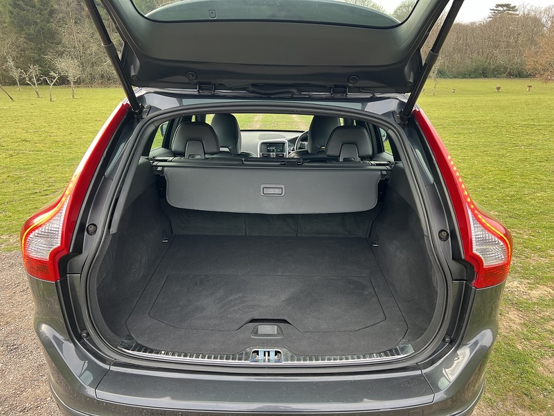 Volvo XC60 2.4 D5 R-Design Lux Nav SUV 5dr Diesel Auto AWD Euro 6 (s/s) (220 ps) SUV Automatic Diesel | - U10756