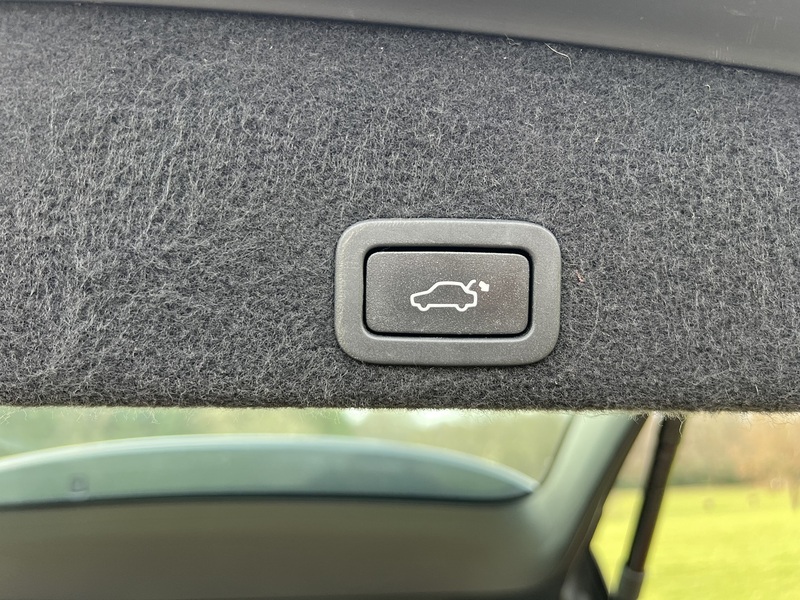 Volvo XC60 2.4 D5 R-Design Lux Nav SUV 5dr Diesel Auto AWD Euro 6 (s/s) (220 ps) SUV Automatic Diesel | - U10756