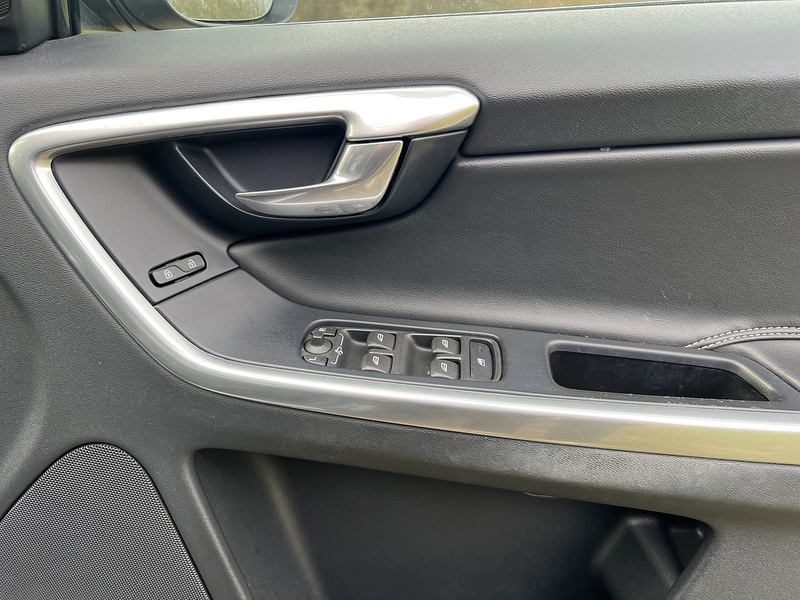 Volvo XC60 2.4 D5 R-Design Lux Nav SUV 5dr Diesel Auto AWD Euro 6 (s/s) (220 ps) SUV Automatic Diesel | - U10756