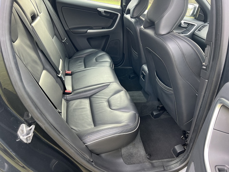 Volvo XC60 2.4 D5 R-Design Lux Nav SUV 5dr Diesel Auto AWD Euro 6 (s/s) (220 ps) SUV Automatic Diesel | - U10756