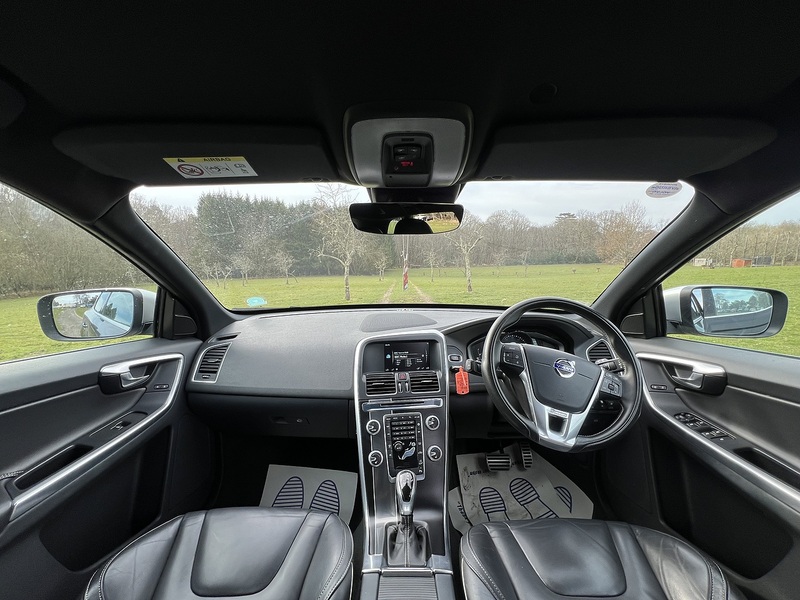 Volvo XC60 2.4 D5 R-Design Lux Nav SUV 5dr Diesel Auto AWD Euro 6 (s/s) (220 ps) SUV Automatic Diesel | - U10756