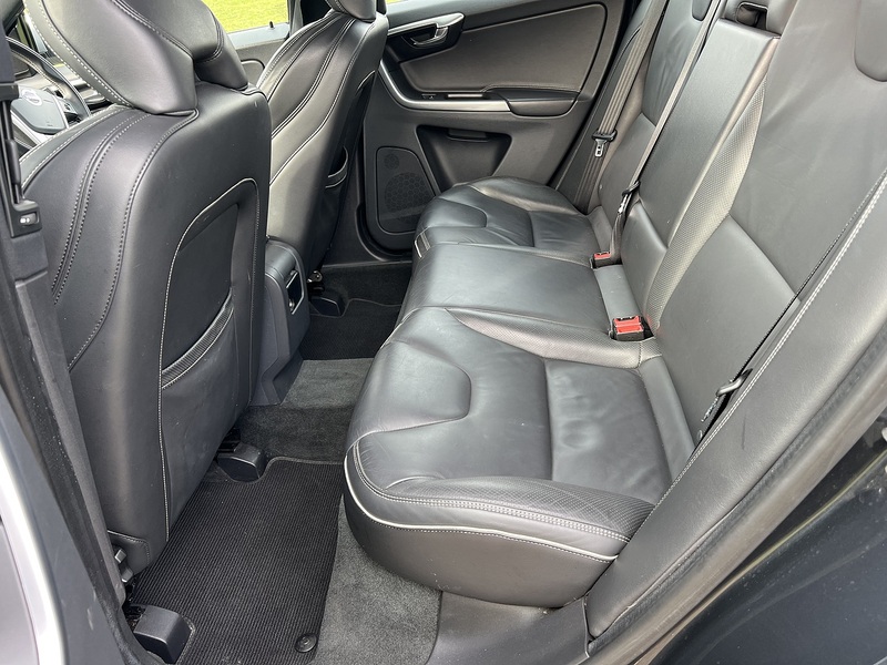 Volvo XC60 2.4 D5 R-Design Lux Nav SUV 5dr Diesel Auto AWD Euro 6 (s/s) (220 ps) SUV Automatic Diesel | - U10756