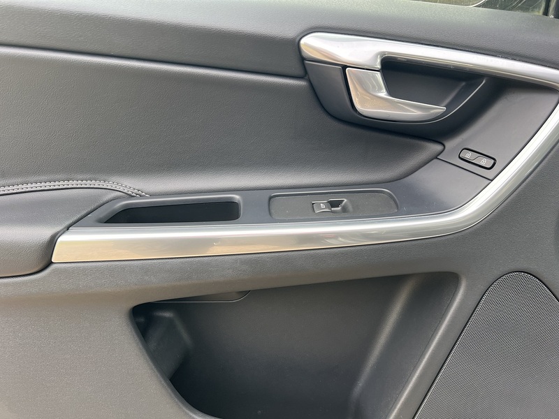 Volvo XC60 2.4 D5 R-Design Lux Nav SUV 5dr Diesel Auto AWD Euro 6 (s/s) (220 ps) SUV Automatic Diesel | - U10756