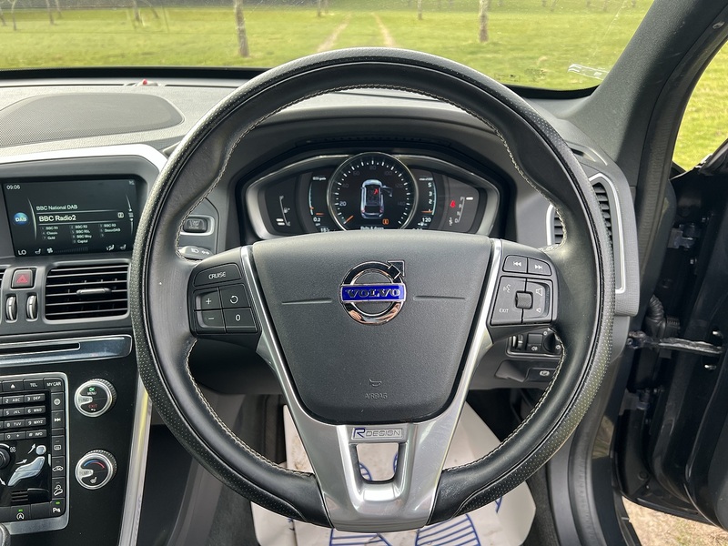 Volvo XC60 2.4 D5 R-Design Lux Nav SUV 5dr Diesel Auto AWD Euro 6 (s/s) (220 ps) SUV Automatic Diesel | - U10756