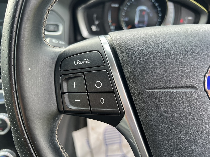 Volvo XC60 2.4 D5 R-Design Lux Nav SUV 5dr Diesel Auto AWD Euro 6 (s/s) (220 ps) SUV Automatic Diesel | - U10756