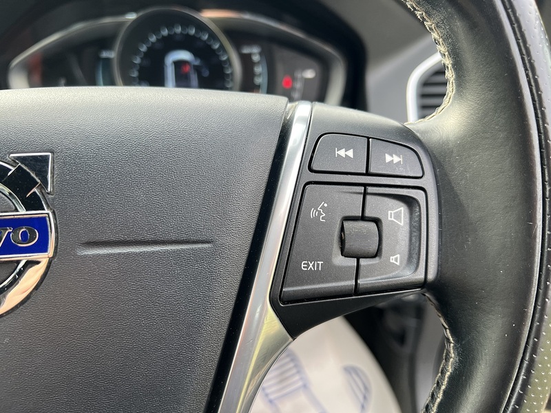 Volvo XC60 2.4 D5 R-Design Lux Nav SUV 5dr Diesel Auto AWD Euro 6 (s/s) (220 ps) SUV Automatic Diesel | - U10756