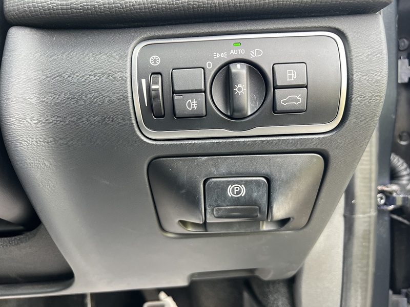 Volvo XC60 2.4 D5 R-Design Lux Nav SUV 5dr Diesel Auto AWD Euro 6 (s/s) (220 ps) SUV Automatic Diesel | - U10756