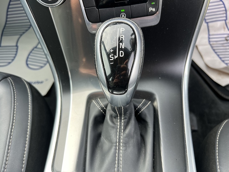 Volvo XC60 2.4 D5 R-Design Lux Nav SUV 5dr Diesel Auto AWD Euro 6 (s/s) (220 ps) SUV Automatic Diesel | - U10756