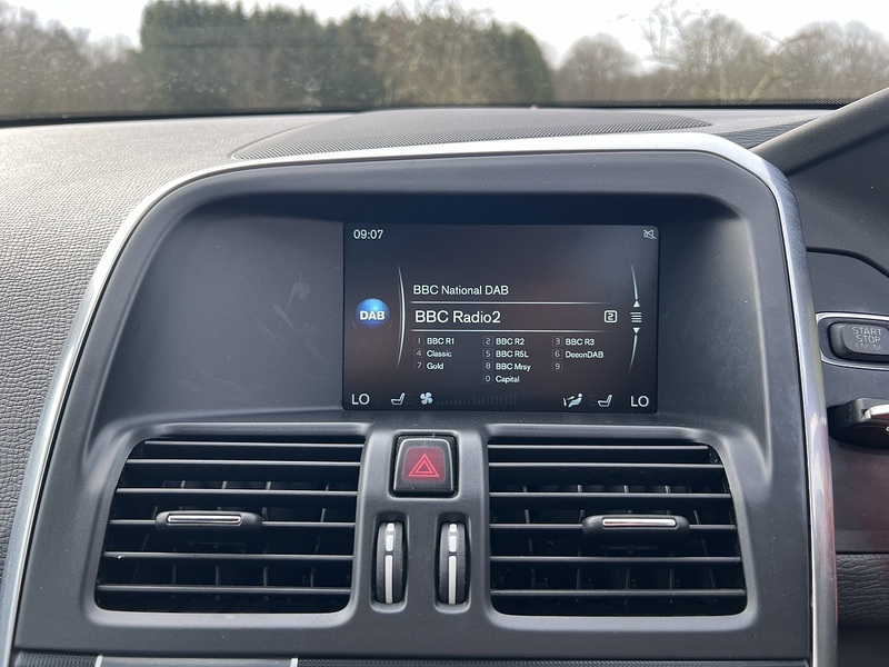 Volvo XC60 2.4 D5 R-Design Lux Nav SUV 5dr Diesel Auto AWD Euro 6 (s/s) (220 ps) SUV Automatic Diesel | - U10756