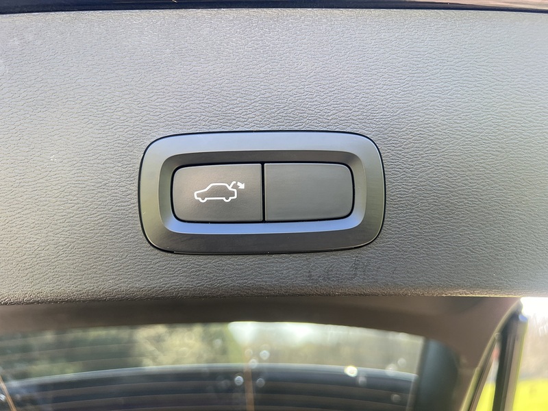 Volvo XC40 1.5 T3 R-Design SUV 5dr Petrol Auto Euro 6 (s/s) (163 ps) SUV Automatic Petrol | FULL SERVICE - U10786