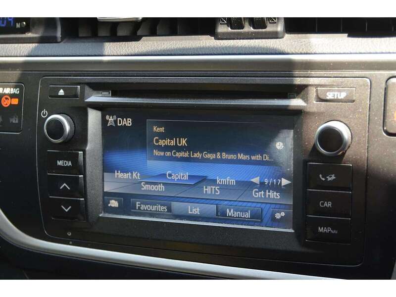 Toyota Auris 1.8 VVT-h Excel Touring Sports 5dr Petrol Hybrid CVT Euro 5 (s/s) (136 ps) - U10817