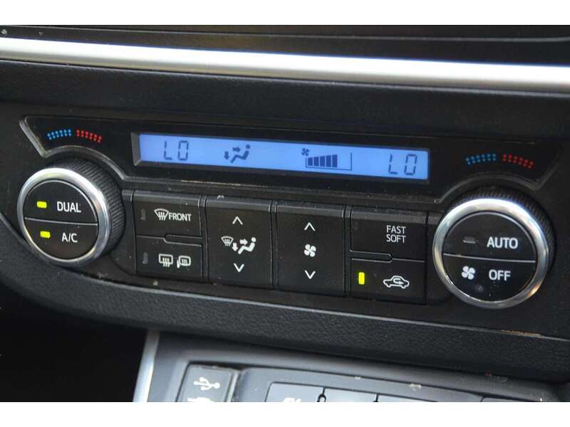 Toyota Auris 1.8 VVT-h Excel Touring Sports 5dr Petrol Hybrid CVT Euro 5 (s/s) (136 ps) - U10817