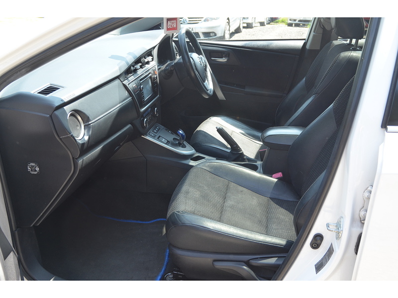 Toyota Auris 1.8 VVT-h Excel Touring Sports 5dr Petrol Hybrid CVT Euro 5 (s/s) (136 ps) - U10817