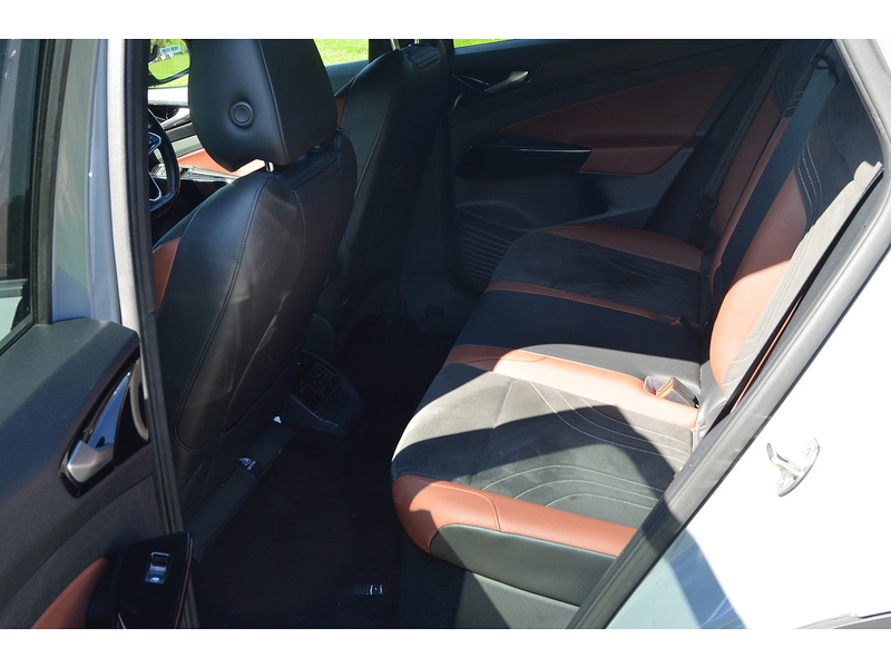 Volkswagen ID.4 Pure 52kWh Life SUV 5dr Electric Auto (148 ps) | 1 FORMER KEEPER|VAT QUALIFYING - U10853