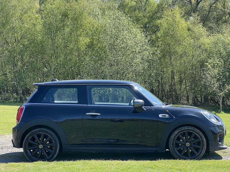 MINI Electric Hatch Cooper SE 32.6kWh Level 3 Hatchback 3dr Electric Auto (184 ps) | 1 FORMER KEEPER|VAT QUALIFYING - U10854