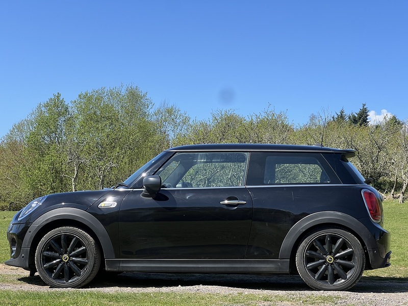 MINI Electric Hatch Cooper SE 32.6kWh Level 3 Hatchback 3dr Electric Auto (184 ps) | 1 FORMER KEEPER|VAT QUALIFYING - U10854