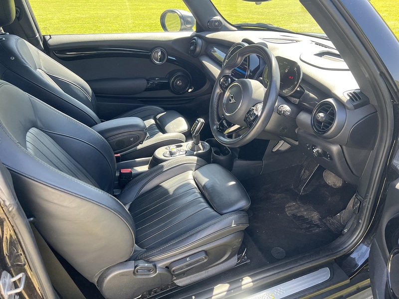 MINI Electric Hatch Cooper SE 32.6kWh Level 3 Hatchback 3dr Electric Auto (184 ps) | 1 FORMER KEEPER|VAT QUALIFYING - U10854