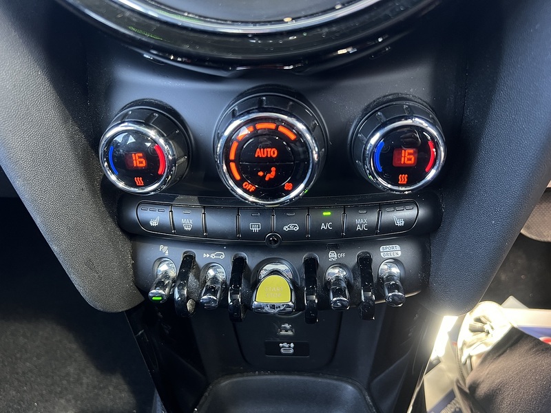 MINI Electric Hatch Cooper SE 32.6kWh Level 3 Hatchback 3dr Electric Auto (184 ps) | 1 FORMER KEEPER|VAT QUALIFYING - U10854