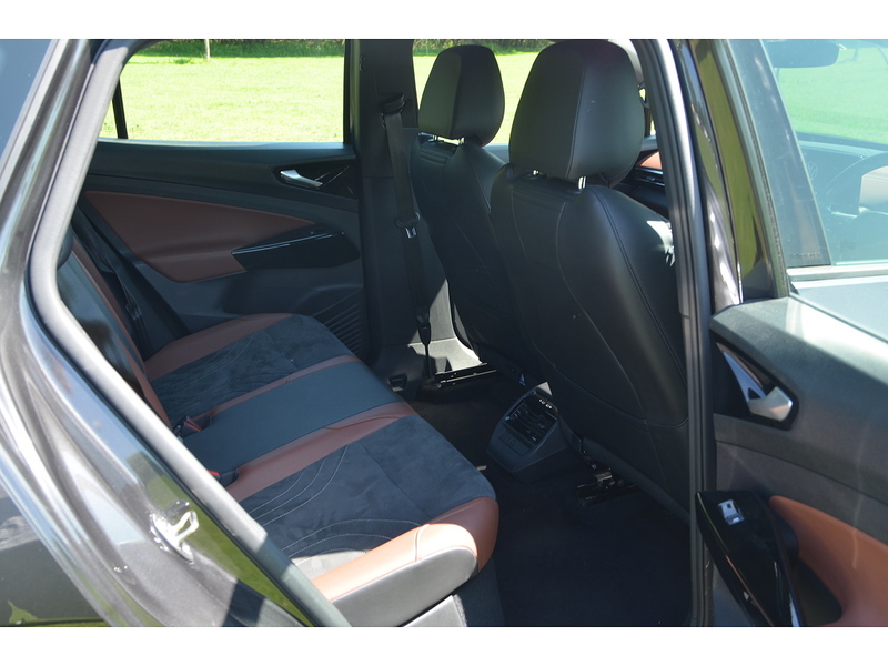 Volkswagen ID.4 Pure 52kWh Life SUV 5dr Electric Auto (148 ps) SUV Automatic Electric | 1 FORMER KEEPER|VAT - U10859