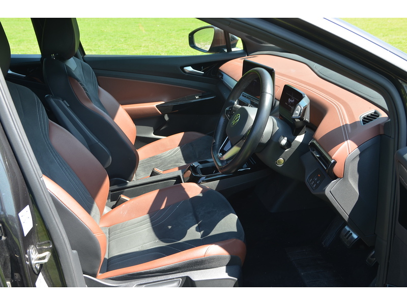 Volkswagen ID.4 Pure 52kWh Life SUV 5dr Electric Auto (148 ps) SUV Automatic Electric | 1 FORMER KEEPER|VAT - U10859